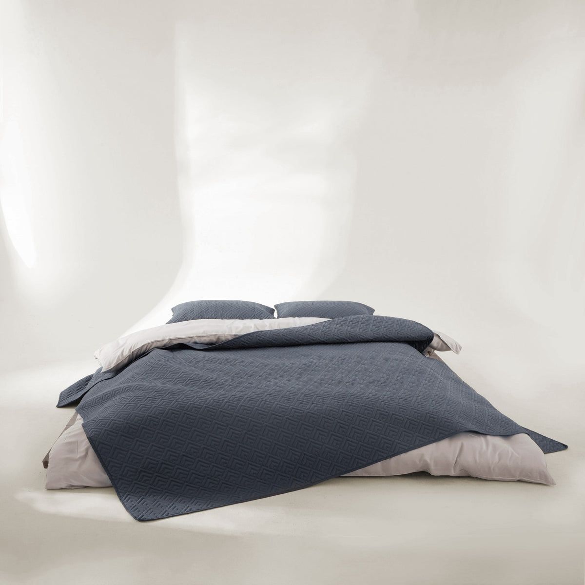 FURRFREE Quilt Set - Pet Hair Repellent for Dogs/Cats Family