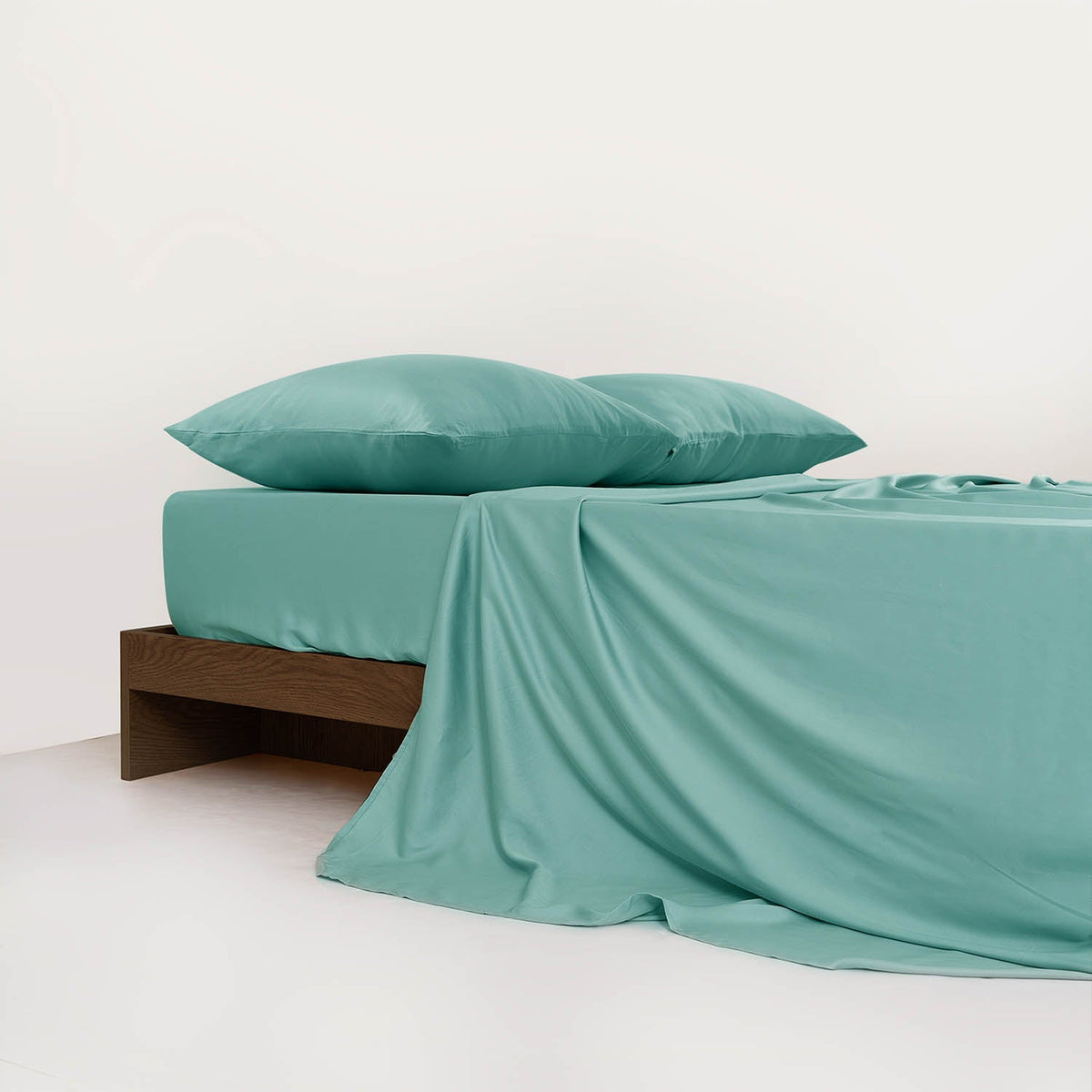 FURRFREE Bamboo Fitted Sheet - Pet Hair Repellent for Dogs/Cats Family