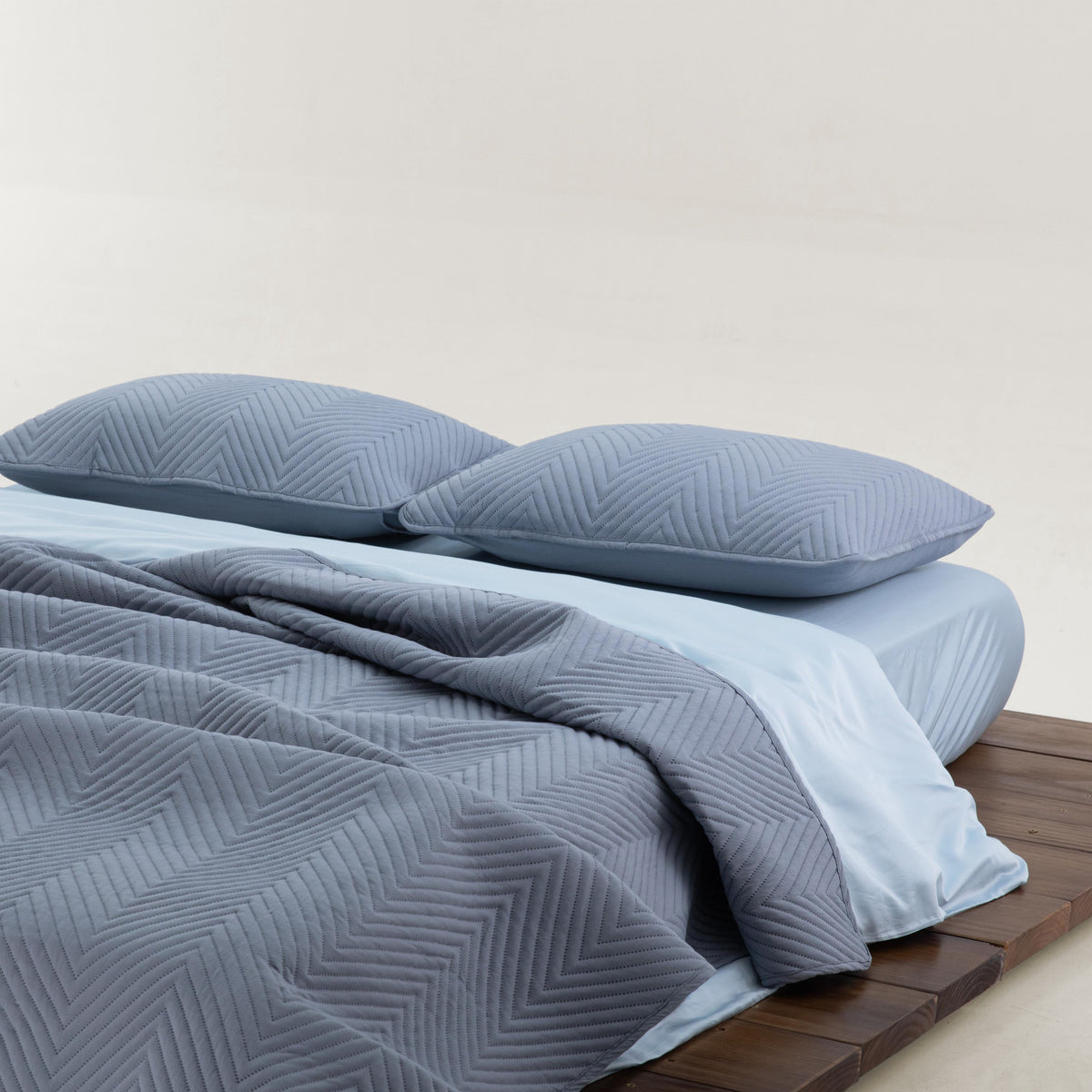 FURRFREE Quilt Set - Pet Hair Repellent for Dogs/Cats Family