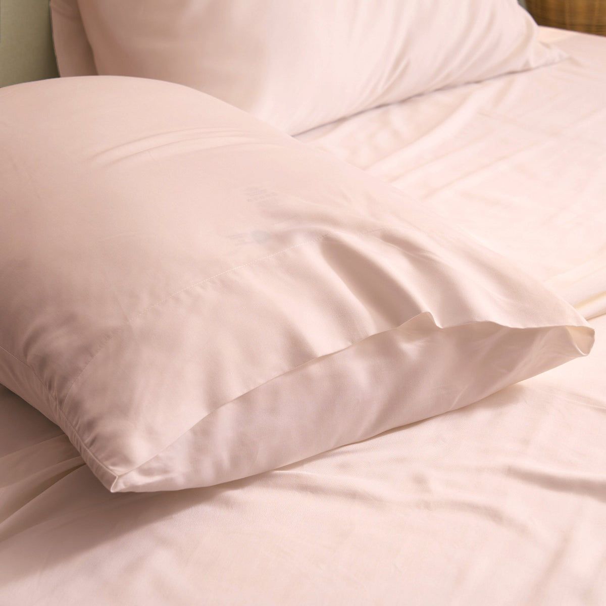 FURRFREE Bamboo Pillowcases - Pet Hair Repellent for Dogs/Cats Family
