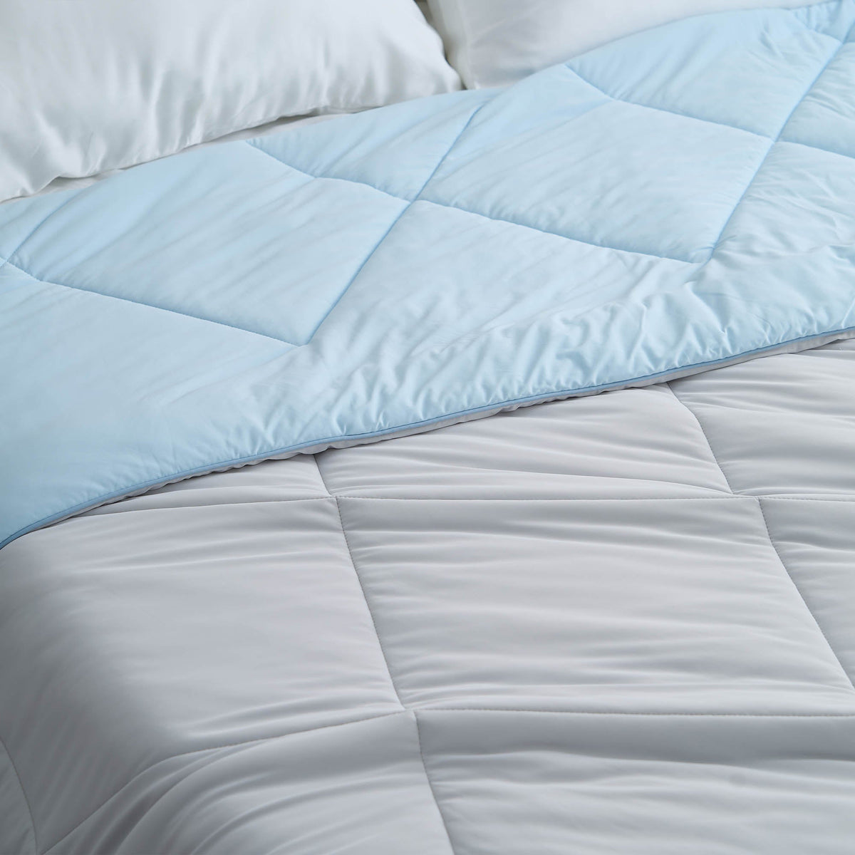 FURRFREE Super Cooling Comforter 2.0 Advanced Cool & Pet Hair Repellent Bedding for Hot Sleepers / Pet Owners