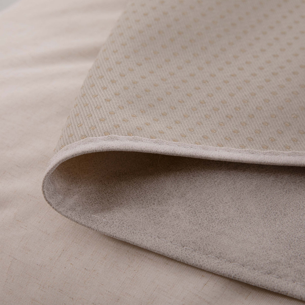 Spill-Resistant Coverlet - Scratch Resistant for Dogs/Cats Family