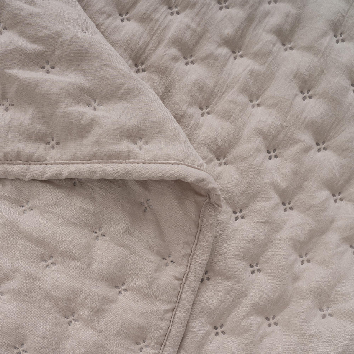 FURRFREE Quilt Set - Pet Hair Repellent for Dogs/Cats Family