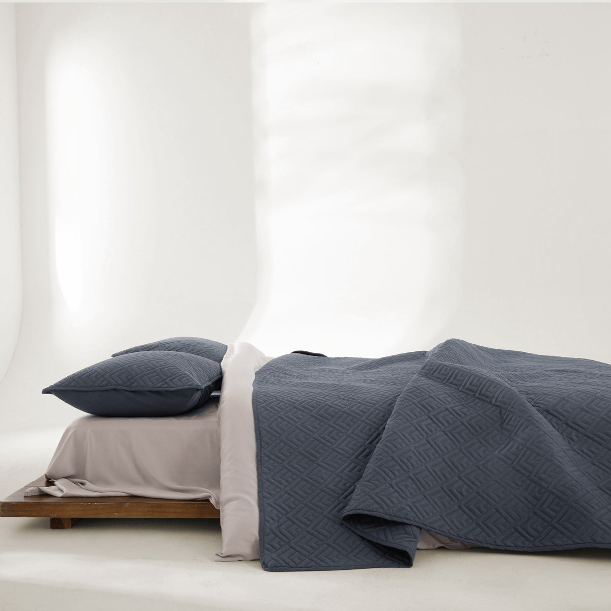 FURRFREE Quilt Set - Pet Hair Repellent for Dogs/Cats Family