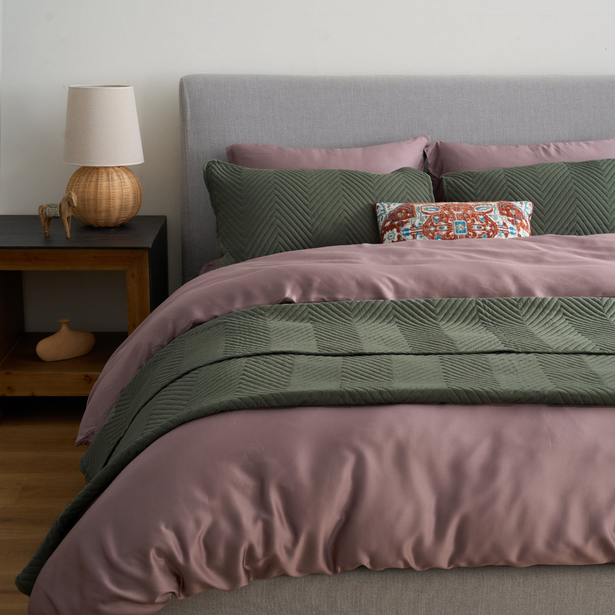 FURRFREE Quilt Set - Pet Hair Repellent for Dogs/Cats Family