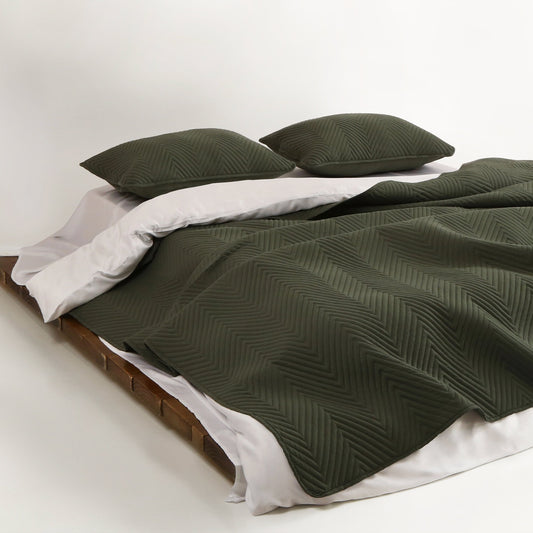 FURRFREE Quilt Set - Pet Hair Repellent for Dogs/Cats Family