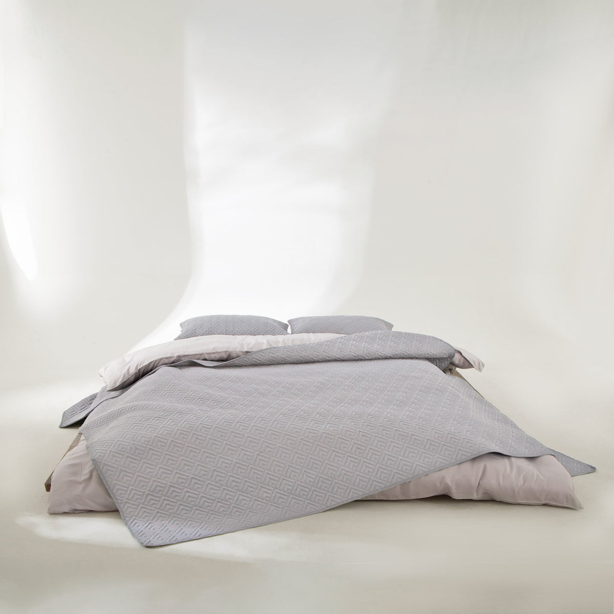 FURRFREE Quilt Set - Pet Hair Repellent for Dogs/Cats Family