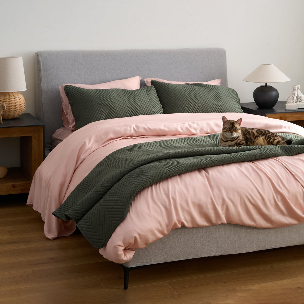 FURRFREE Quilt Set - Pet Hair Repellent for Dogs/Cats Family