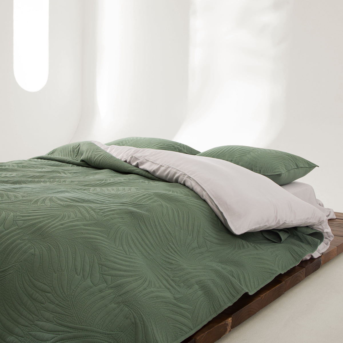 FURRFREE Quilt Set - Pet Hair Repellent for Dogs/Cats Family