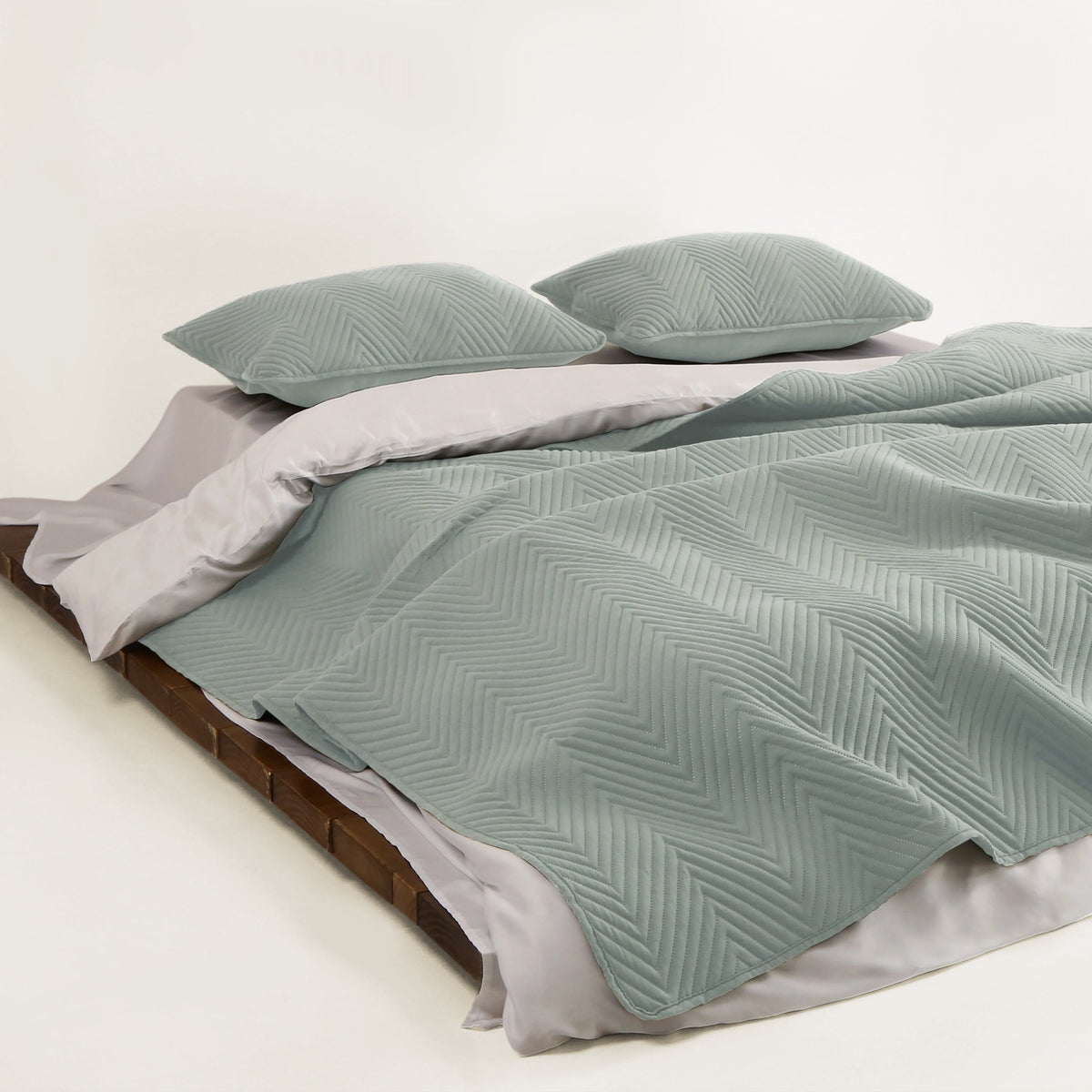 FURRFREE Quilt Set - Pet Hair Repellent for Dogs/Cats Family