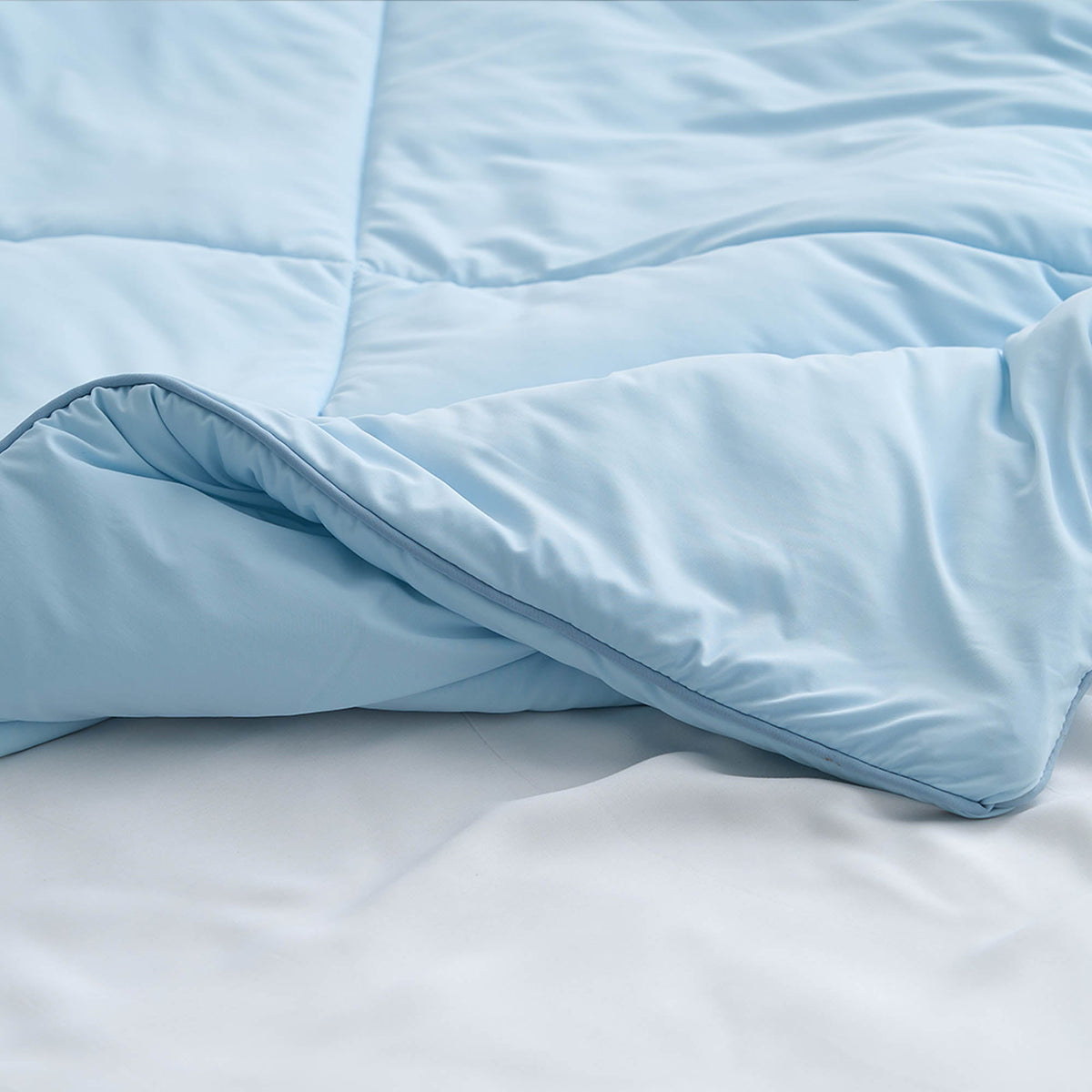 FURRFREE Super Cooling Comforter 2.0 Advanced Cool & Pet Hair Repellent Bedding for Hot Sleepers / Pet Owners
