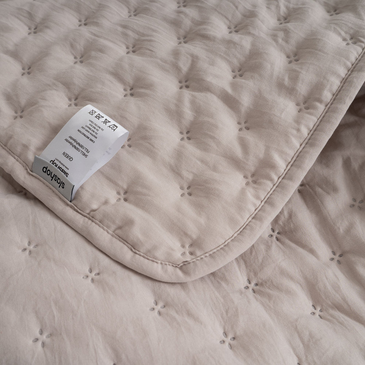 FURRFREE Quilt Set - Pet Hair Repellent for Dogs/Cats Family